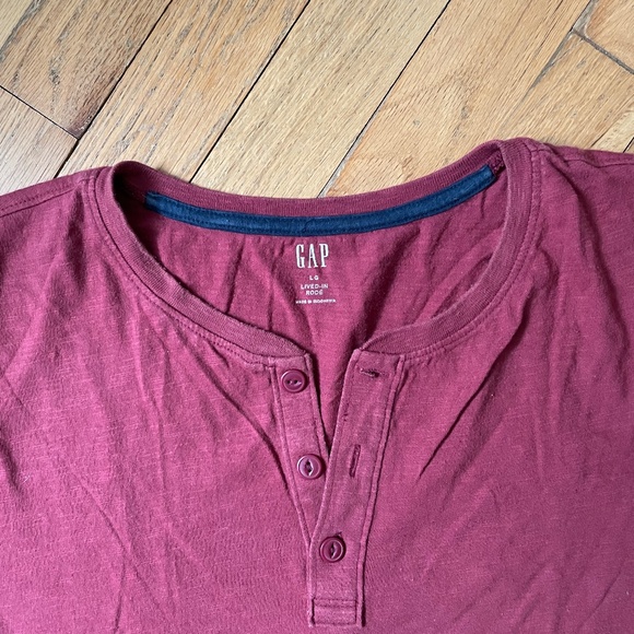 GAP Men’s Sz L Red Henley T-Shirt - Picture 2 of 3